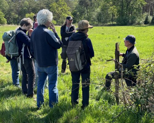 onderricht in het veld door Edo en Geert met o.a. Annet, Guus en Zwaan